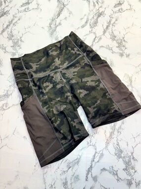 Fabletics Olive Camo High-Waist Athletic Bike Shorts Pockets Size Small